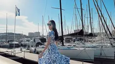 Dalam unggahannya itu, Anya Geraldine tampil lebih feminin dengan setelan atasan crop top dan bawahan ruffle skirt berwarna dasar putih dengan motif bunga biru yang senada. (Instagram/anyageraldine)