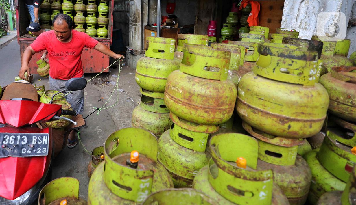 Pekerja menata tabung gas elpiji 3 kg ke atas sepeda motor untuk didistribusikan di kawasan Jakarta, Rabu (4/1/2023). Tahun 2023, pembelian elpiji 3 kg akan diperketat dengan menggunakan KTP. (Liputan6.com/Angga Yuniar)