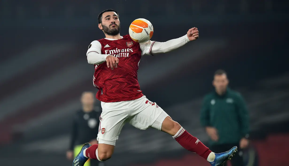 Bek Arsenal, Sead Kolasinac melompat untuk mengontrol bola saat bertanding melawan Molde pada pertandingan grup B Liga Europa di Emirates Stadium di London (5/11/2020). Arsenal menang telak atas Molde 4-1. (AFP/Glyn Kirk)