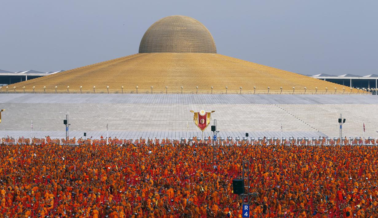 Ratusan ribu orang Biksu dan calon biksu memdatai kuil Wat Phra Dhammakaya, Bangkok, Thailand, (22/4). Acara ini dihadiri lebih dari 100.000 biksu di Pathum Thani. (REUTERS / Jorge Silva)