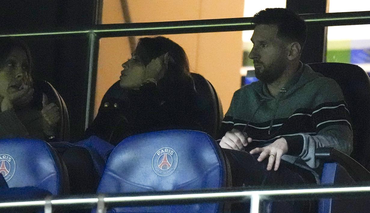 Lionel Messi yang baru saja kembali bersama Neymar usai memperkuat negaranya di Kualifikasi Piala Dunia 2022 tidak diturunkan oleh pelatih Mauricio Pochettino dengan alasan kebugaran dan hanya menjadi penonton di tribun stadion. (AP/Francois Mori)