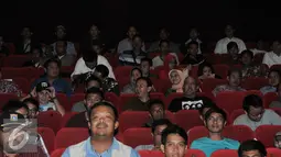 Gubernur DKI Jakarta Basuki Tjahaja Purnama berada diantara bangku penonton saat nonton film 'Warkop DKI Reborn, Jangkrik Boss! Part 1' di Djakarta Theater XXI, Jakarta, Kamis (8/9). (Liputan6.com/Yoppy Renato)