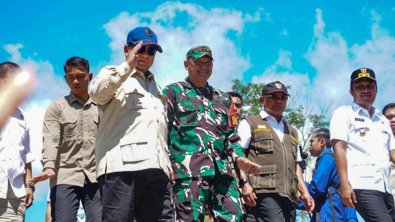 FOTO Presiden Prabowo  dan Kasad Maruli Tinjau Jembatan Darurat Pascagalodo di Sumatera Barat