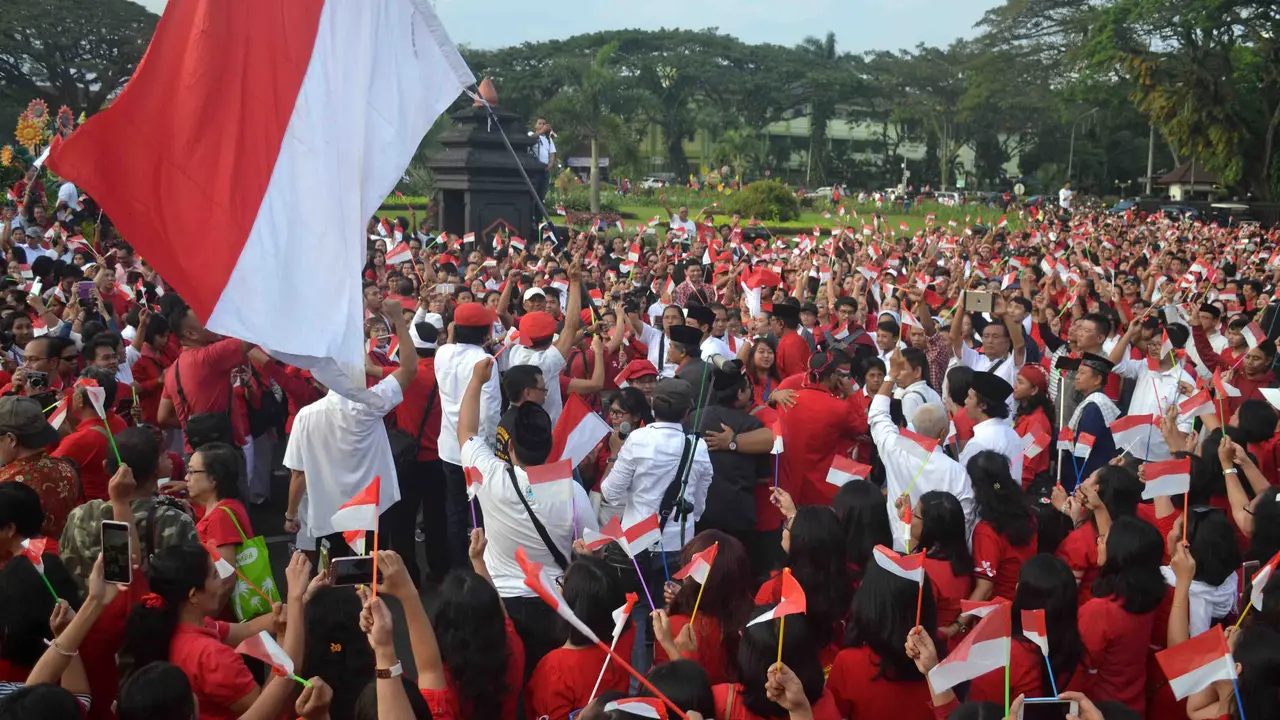 Gelombang Merah Putih di Alun - alun Tugu Malang