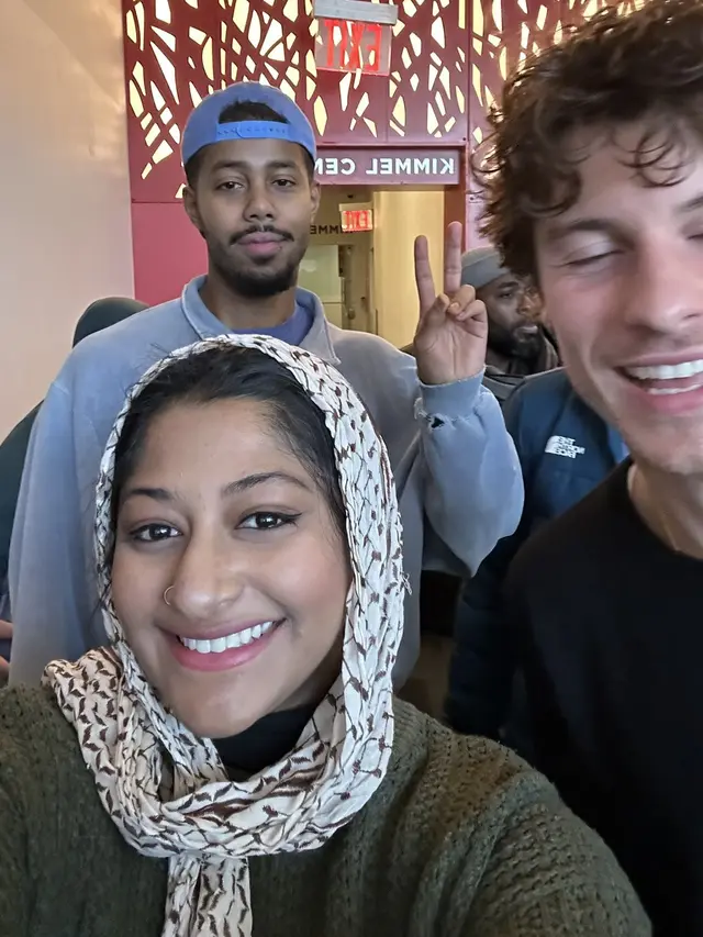 Shawn Mendes Tertangkap Kamera Ikut Jumatan di Masjid New York University, Jadi Sorotan