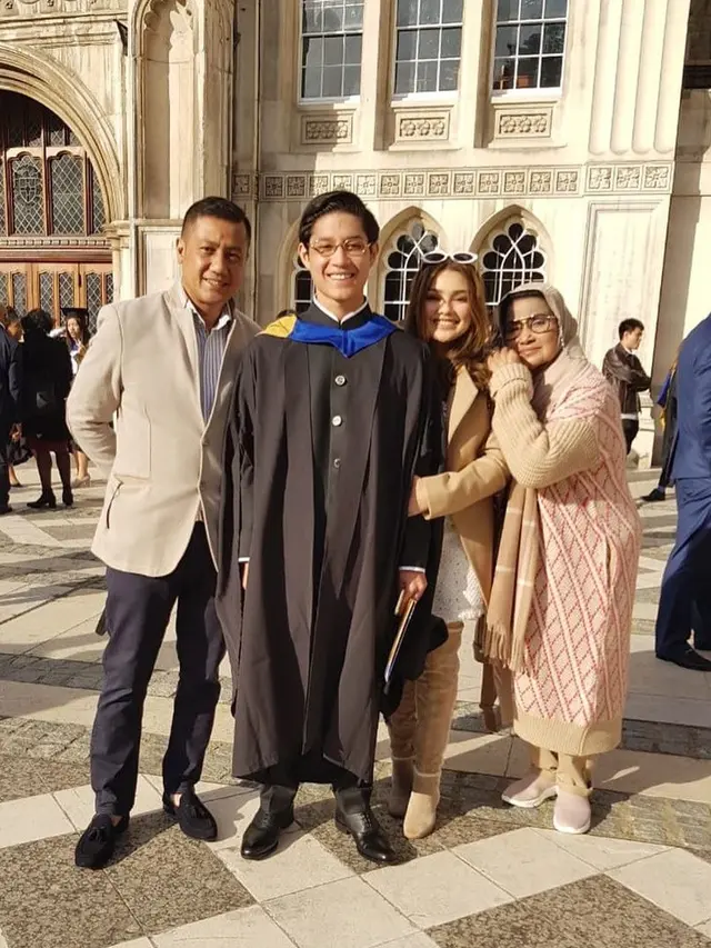 Potret Wisuda Teuku Rassya di London (sumber: Instagram/nourahsheivirah)