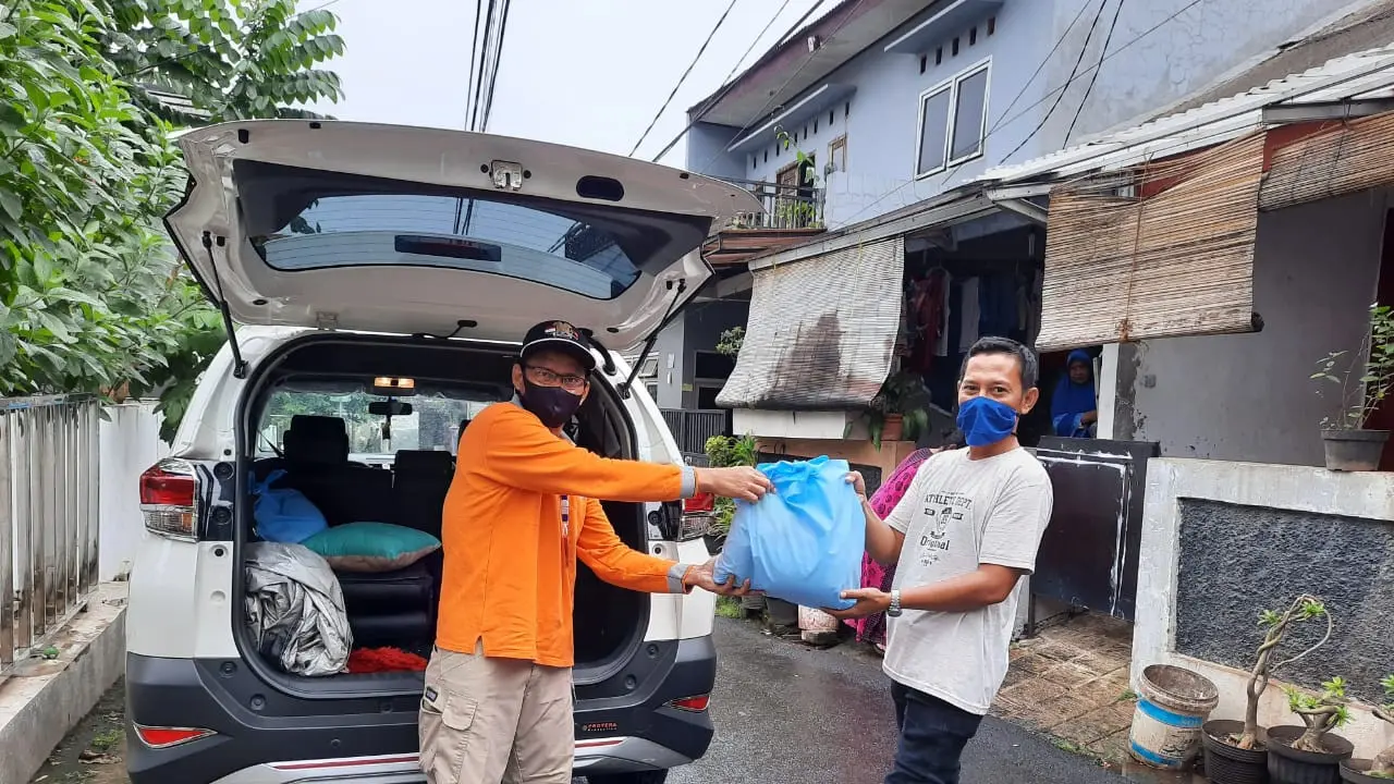 Bawaslu membagikan sembako untuk terdampak corona.