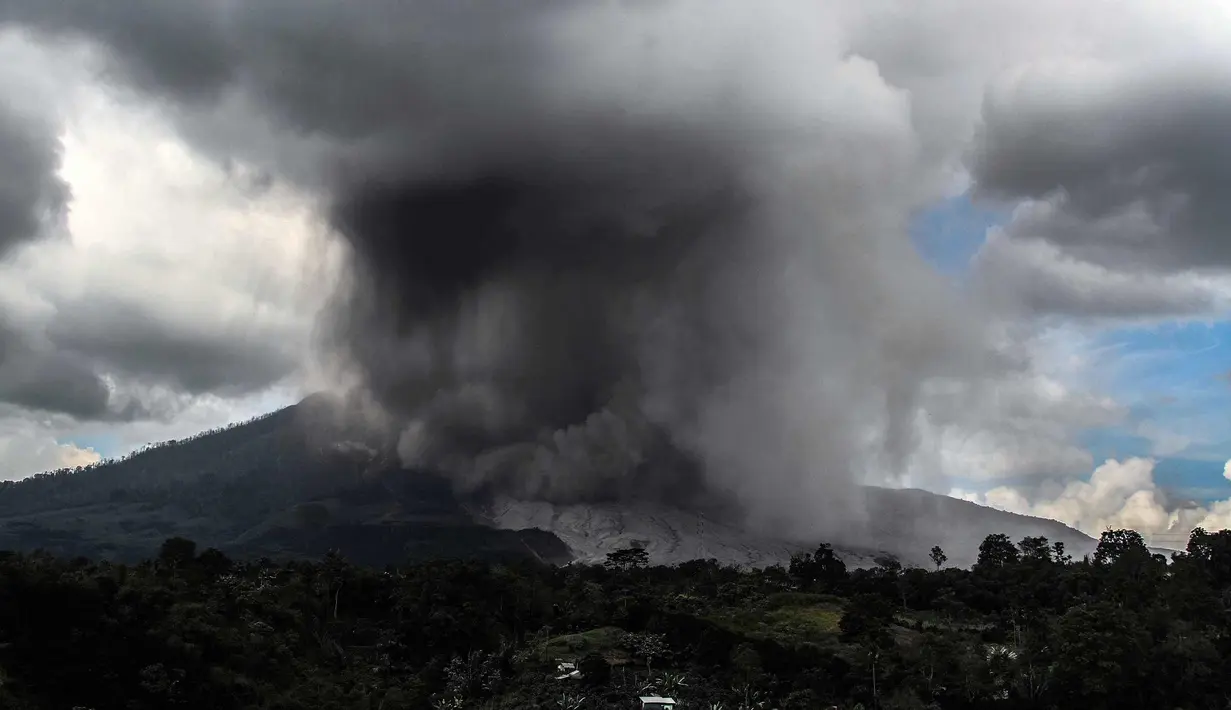 Penampakan Gunung Sinabung yang memuntahkan abu tebal di Karo, Sumatra Utara (18/12). Gunung Sinabung kembali aktif pada tahun 2010 untuk pertama kalinya dalam 400 tahun. (AFP Photo/Ivan Damanik)