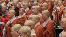 Biksu wanita berdoa selama Konferensi Perdamaian Bhikkhuni Buddha Dunia di Seoul, Korea Selatan (12/4). Rencananya kedua pemimpin negara itu akan mengadakan pertemuan puncak pada 27 April di JSA sisi Korea Utara.  (AP Photo / Ahn Young-joon)