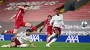 Penyerang Liverpool, Diogo Jota, melepaskan tendangan ke arah gawang Arsenal pada laga Piala Liga Inggris di Stadion Anfield, Jumat (2/10/2020) dini hari WIB. Arsenal menang 5-4 atas Liverpool lewat adu penalti. (AFP/Laurence Griffiths)