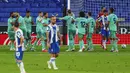 Para pemain Real Madrid merayakan gol yang dicetak oleh Casemiro ke gawang Espanyol pada laga La Liga di Stadion Cornella-El Prat, Minggu (28/6/2020). Real Madrid menang 1-0 atas Espanyol. (AP/Joan Monfort)