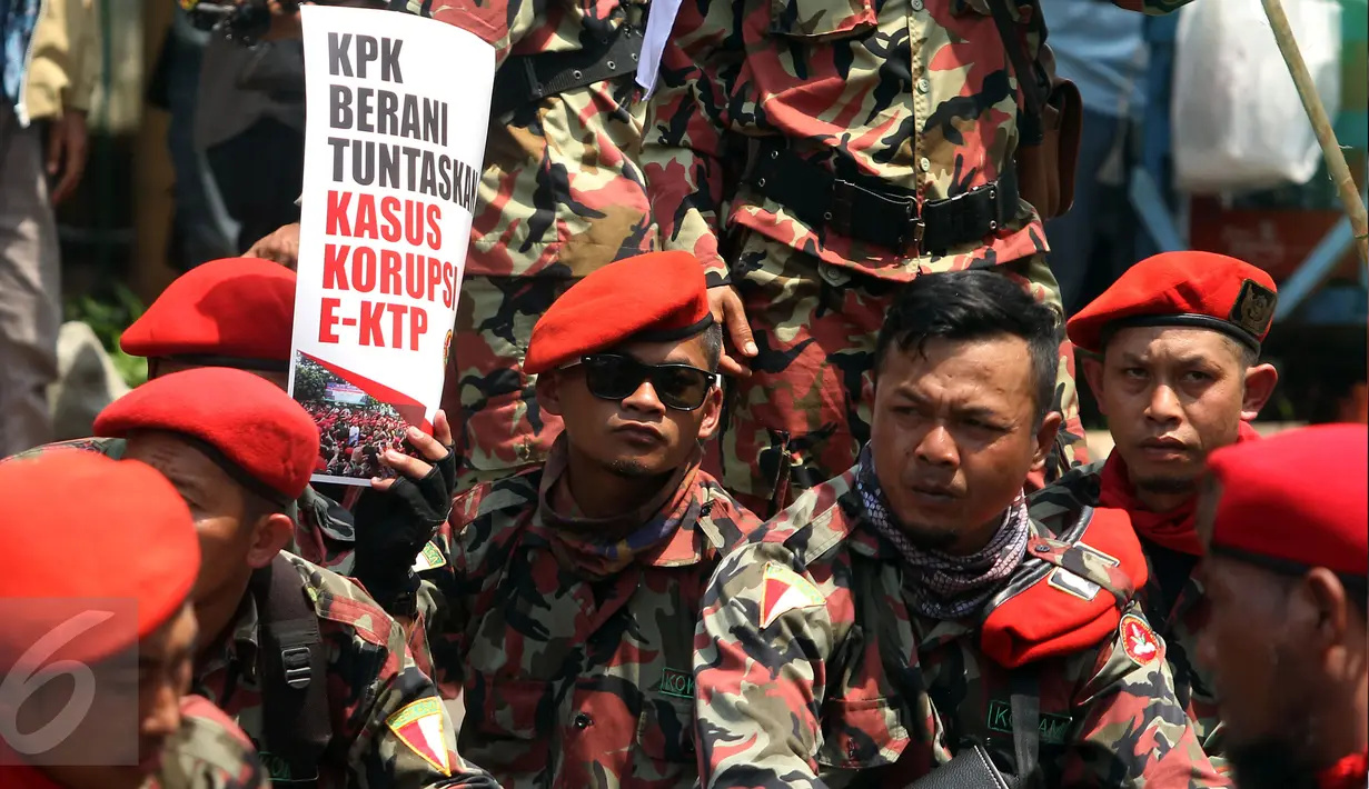 Massa dari Kokam (Komando Kesiapsiagaan) Pemuda Muhammadiyah menggelar aksi di depan gedung KPK, Jakarta, Jumat (24/3). Mereka berorasi menyampaikan tuntutan dalam aksi #KawalKPKBerani, salah satunya menuntaskan kasus e-KTP. (Liputan6.com/Johan Tallo)