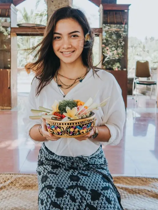 "Kalian bisa lihat di YouTube aku karena aku upload video workout juga di situ," pungkas Angela Gilsha. (Instagram/angelagilsha)