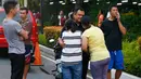 Dua wanita bereaksi setelah saudaranya selamat dari penembakan brutal di Resorts World Manila, Jumat (2/6). Serangan pria bersenjata dilaporkan telah melukai puluhan tamu hotel dan kasino yang berlarian setelah penembakan muncul (AP Photo/Bullit Marquez)