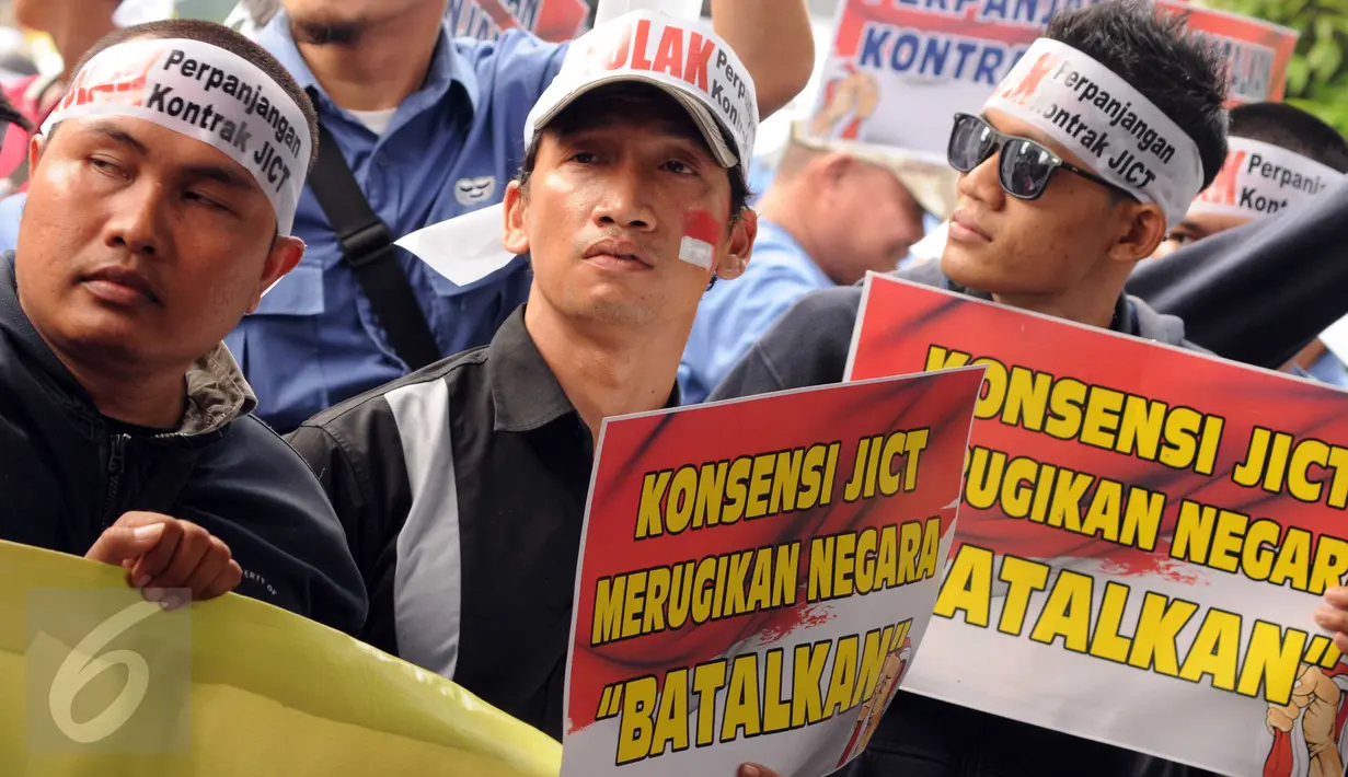 Sejumlah pekerja JICT melakukan aksi unjuk rasa di depan Gedung KPK, Jakarta, Kamis (10/3/2016). Dalam aksinya mereka menuntut penuntasan kasus perpanjangan kontrak PT Jakarta International Container Terminal (JICT). (Liputan6.com/Helmi Afandi)