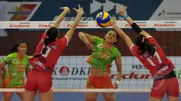 Dua pevoli putri Jakarta Electric PLN Jakarta Pertamina mencoba menahan smesh pemain Jakarta Pertamina Energi, Maya Kurnia (tengah) saat laga Pertamina Proliga 2015 di Hall A Senayan, Jakarta, Minggu (21/3/2015). (Liputan6.com/Johan Tallo)