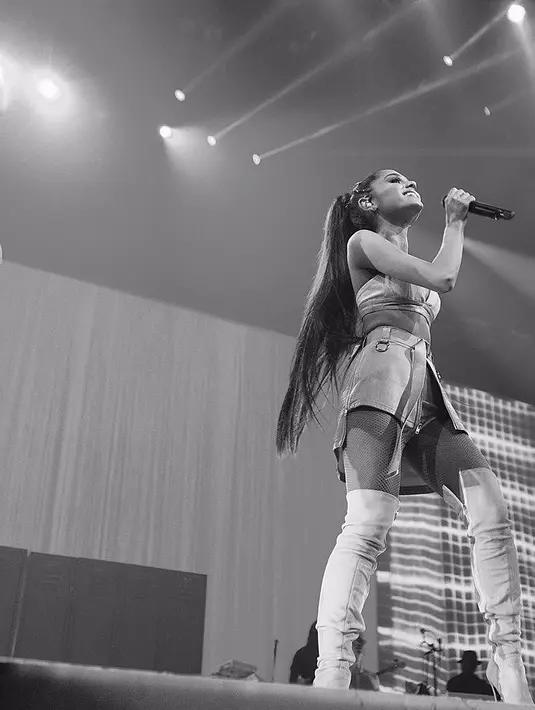 Ariana Grande sangat sedih karena teror bom yang terjadi di konsernya tersebut. (instagram/arianagrande)