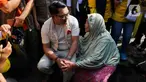 Calon gubernur DKI Jakarta nomor urut 1 Ridwan Kamil (kir) berbincang dengan salah satu warga di kawasan Pancoran, Jakarta Selatan, Kamis (26/9/2024). (Liputan6.com/Herman Zakharia)