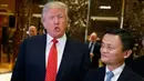 Presiden terpilih AS, Donald Trump (kiri) dan Bos Alibaba, Jack Ma mengadakan pertemuan di Trump Tower, New York, Senin (9/1). Jack Ma menawarkan kerjasama untuk menciptakan satu juta lapangan kerja di AS selama 5 tahun ke depan. (AP Photo/Evan Vucci)