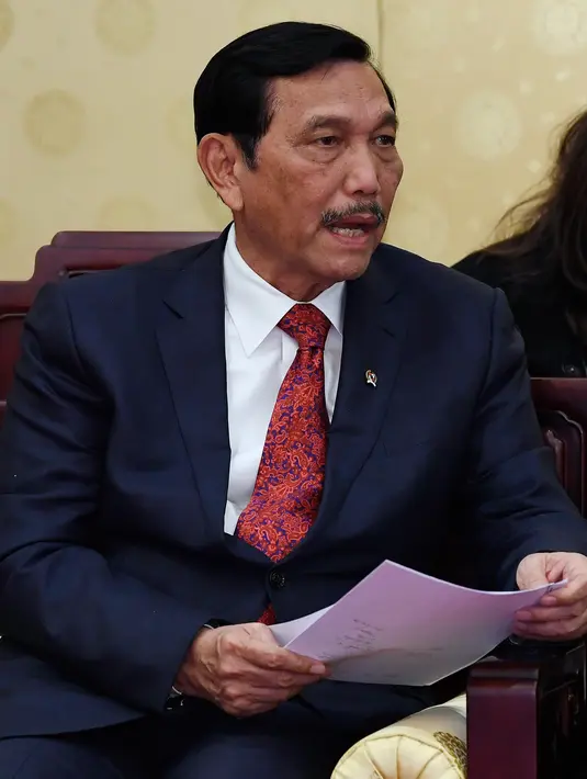 Menko Kemaritiman, Luhut Pandjaitan berbincang dengan Menteri Luar Negeri China, Wang Yi saat pertemuan di Wisma Negara Diaoyutai, Beijing. Rabu (24/10). Pertemuan membahas kerja sama kedua negara antara lain di bidang kelauatan. (Daisuke Suzuki/POOL/AFP)