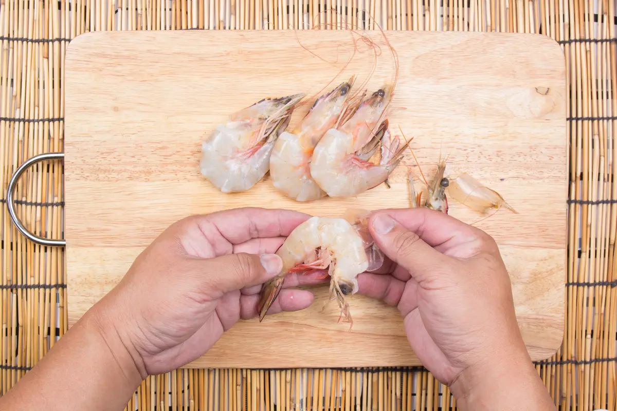 mengupas udang
