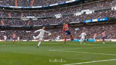 Berita video gol yang diciptakan Cristiano Ronaldo dan Antoine Griezmann pada laga Real Madrid vs Atletico Madrid dalam lanjutan La Liga 2017-2018. This video presented by BallBall.