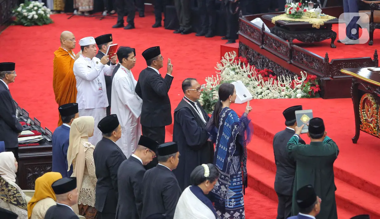 Sejumlah perwakilan anggota DPR terpilih maju bersama tokoh lintas agama. (Liputan6.com/Angga Yuniar)