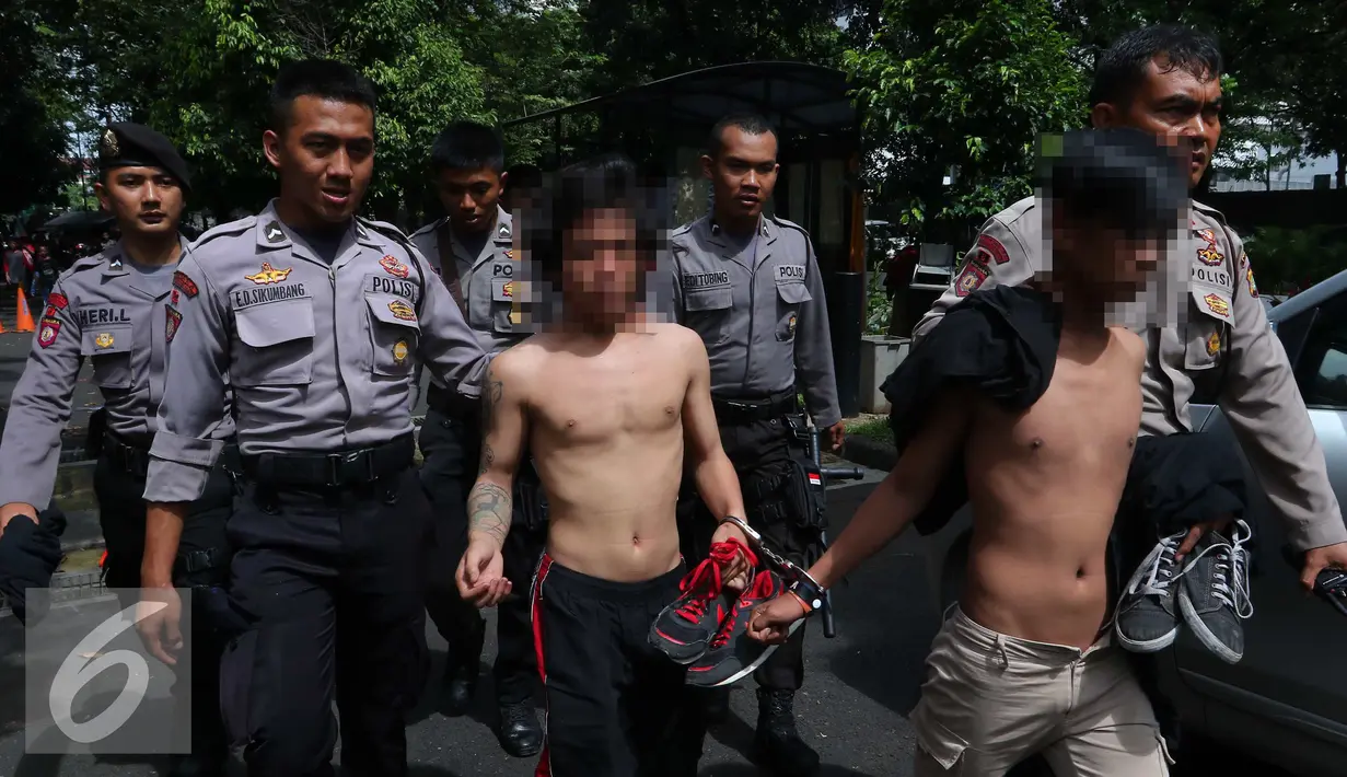 Polisi mengamankan sejumlah remaja saat Car Free Day di Jakarta, Minggu (2/10). Setidaknya empat remaja diamankan petugas karena melakukan tindakan penodongan dan pencopetan. (Liputan6.com/Angga Yuniar)