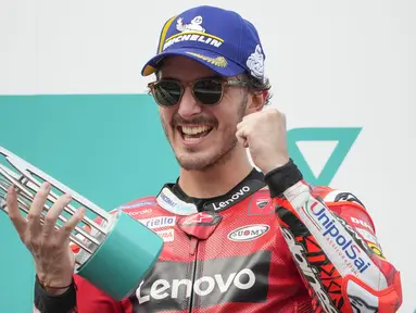 Pembalap Tim Ducati Lenovo, Francesco Bagnaia sukses memenangi seri MotoGP Malaysia 2022 yang digelar di Sirkuit Sepang, Malaysia, Minggu (23/10/2022) siang WIB. Meski start dari posisi sembilan, Bagnaia berhasil menampilkan performa terbaiknya dan mampu ngacir terdepan di akhir balapan. Kini ia hanya membutuhkan 3 poin lagi untuk mengunci gelar juara di seri pamungkas yang digelar di Valencia. (AP/Vincent Thian)