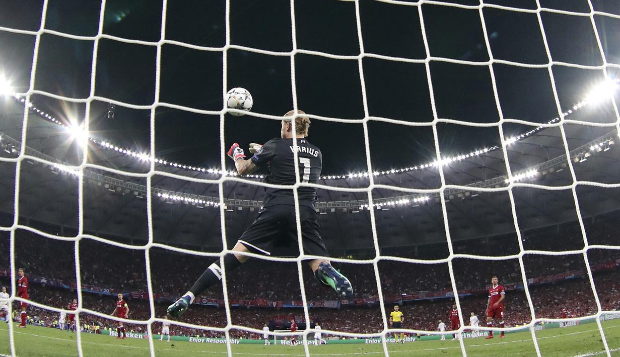 Kiper Liverpool, Loris Karius, gagal menghalau bola tendangan Gareth Bale pada laga final Liga Champions di Stadion NSC Olimpiyskiy, Kiev, Minggu (27/5/2018). Real Madrid menang 3-1 atas Liverpool. (AP/Pavel Golovkin)