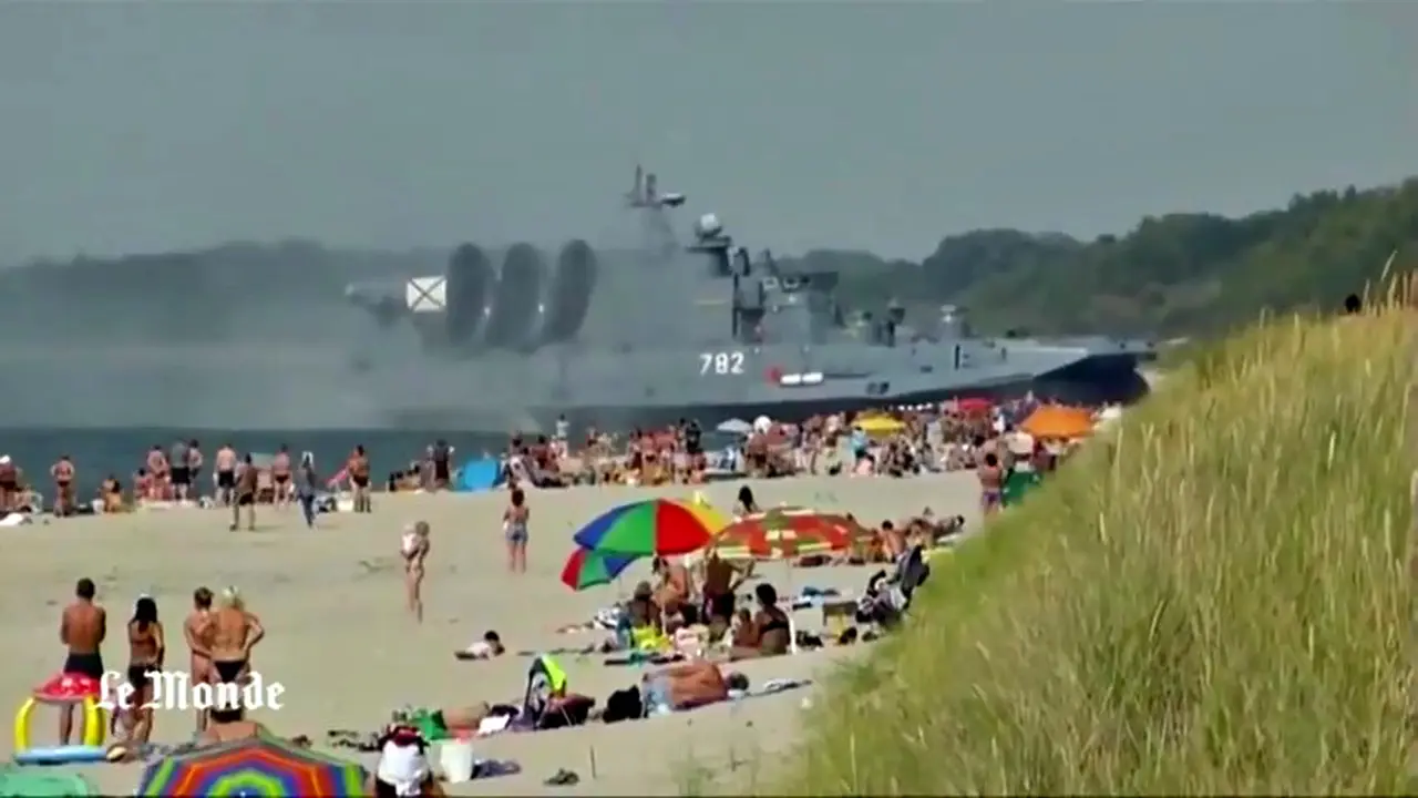 Wow, Kapal Militer Berlabuh di Pantai Wisata 