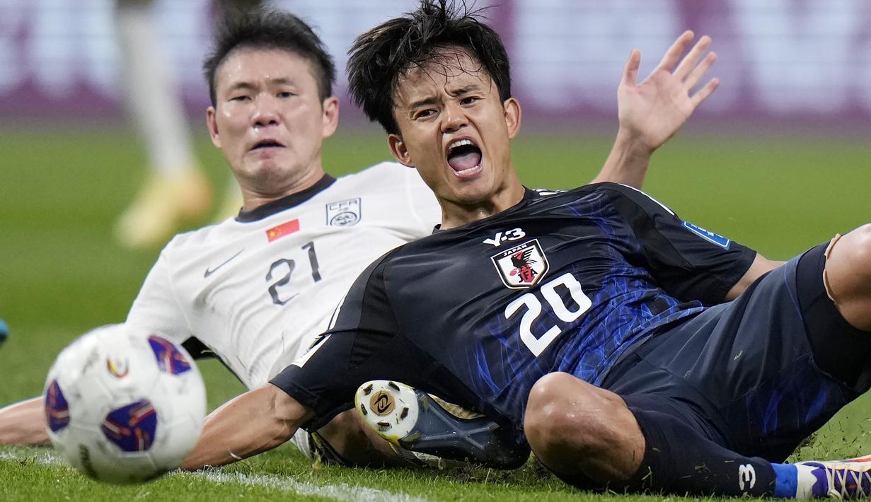 Pemain Jepang, Takefusa Kubo (kanan) berebut bola dengan pemain China, Li Yuanyi pada laga putaran ketiga Grup C Kualifikasi Piala Dunia 2026 yang berlangsung di Saitama Stadium, Saitama, Jepang, Kamis (05/09/2024) WIB. (AP Photo/Shuji Kajiyama)