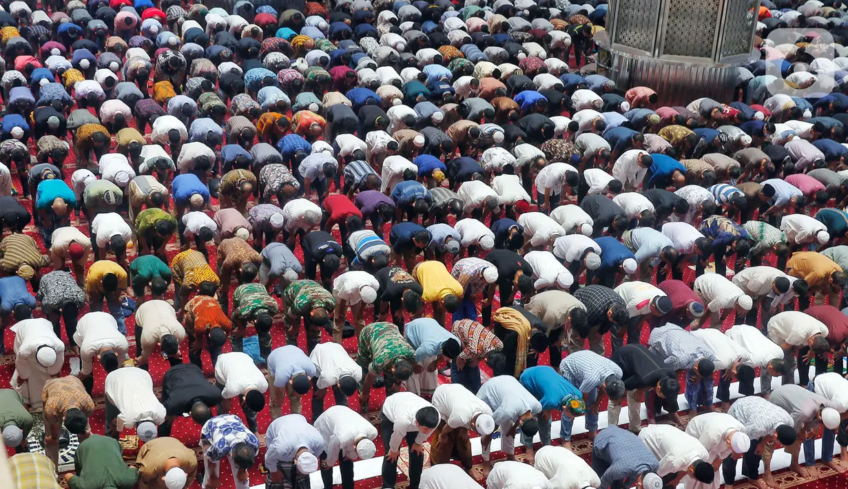 Sholat Jumat adalah aktivitas ibadah salat wajib yang dilaksanakan secara berjama'ah bagi lelaki muslim setiap hari Jumat yang menggantikan salat zuhur. (Liputan6.com/Angga Yuniar)