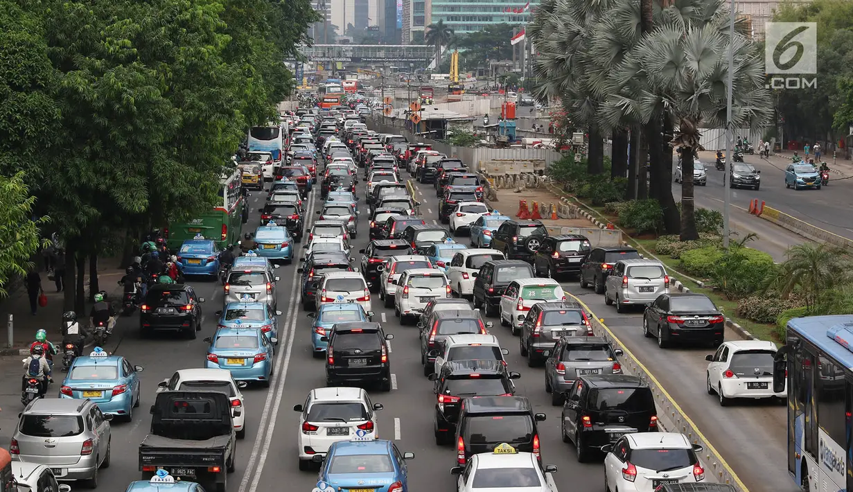 Suasana kemacetan di Jalan MH Thamrin, Jakarta, Kamis (31/5). Tingginya antusiasme warga untuk berbuka puasa di rumah menyebabkan jalan-jalan protokol di Ibukota dipadati kendaraan jelang waktu berbuka. (Liputan6.com/Immanuel Antonius)