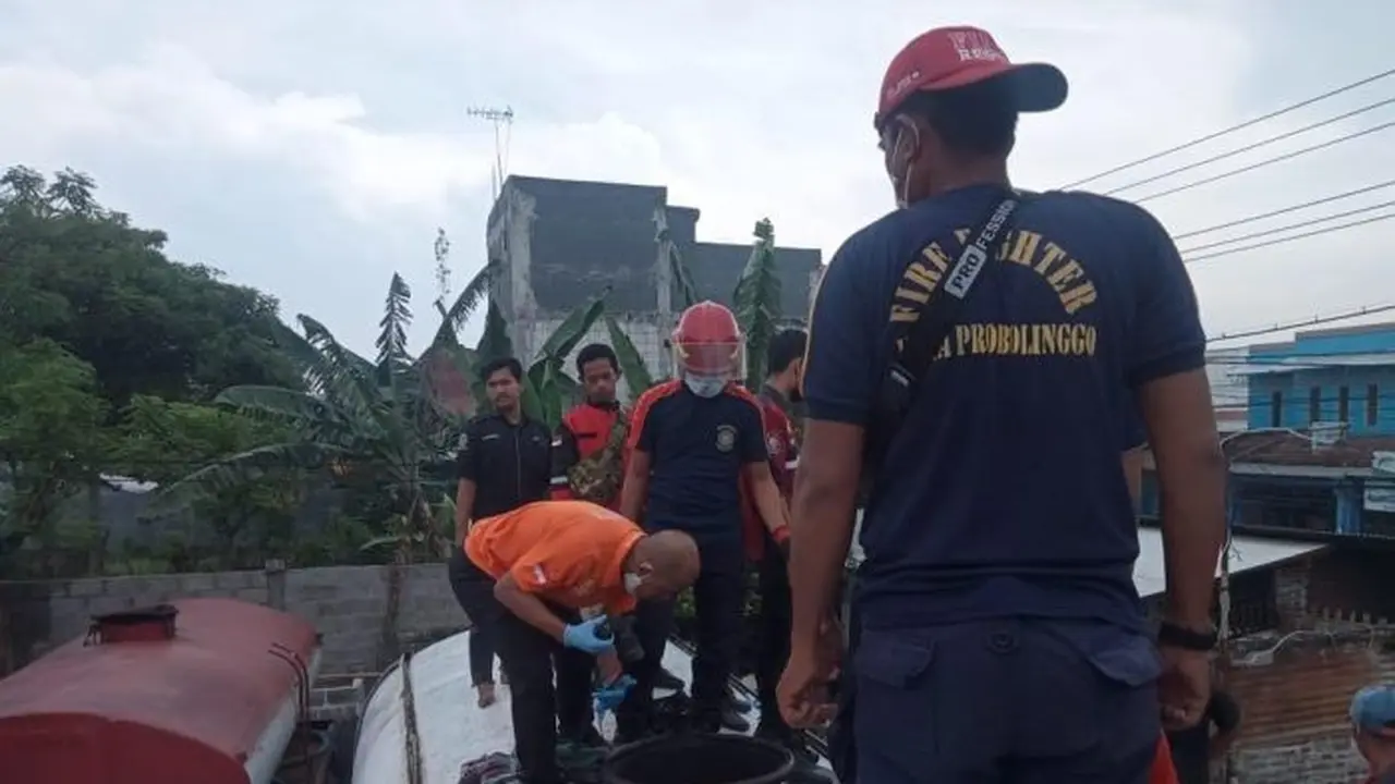 Proses evakuasi jenazah Misnari dari dalam truk tangki pupuk di Probolinggo (Istimewa)