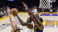 Pemain Lakers LeBron James menerobos pertahanan Warriors di lanjutan NBA (AP)