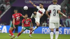 Bruno Fernandes menjadi salah satu pemain kunci Timnas Portugal di Piala Dunia 2022. Gelandang andalan Manchester United tercatat berhasil mencetak 2 gol dan 3 assist dalam 4 laga bersama skuad Selecao Das Quinas. Bruno tercatat berada di lapangan selama 357 menit. Sayangnya, Portugal harus pulang di babak perempat final setelah dikalahkan Maroko. (AP Photo/Martin Meissner)