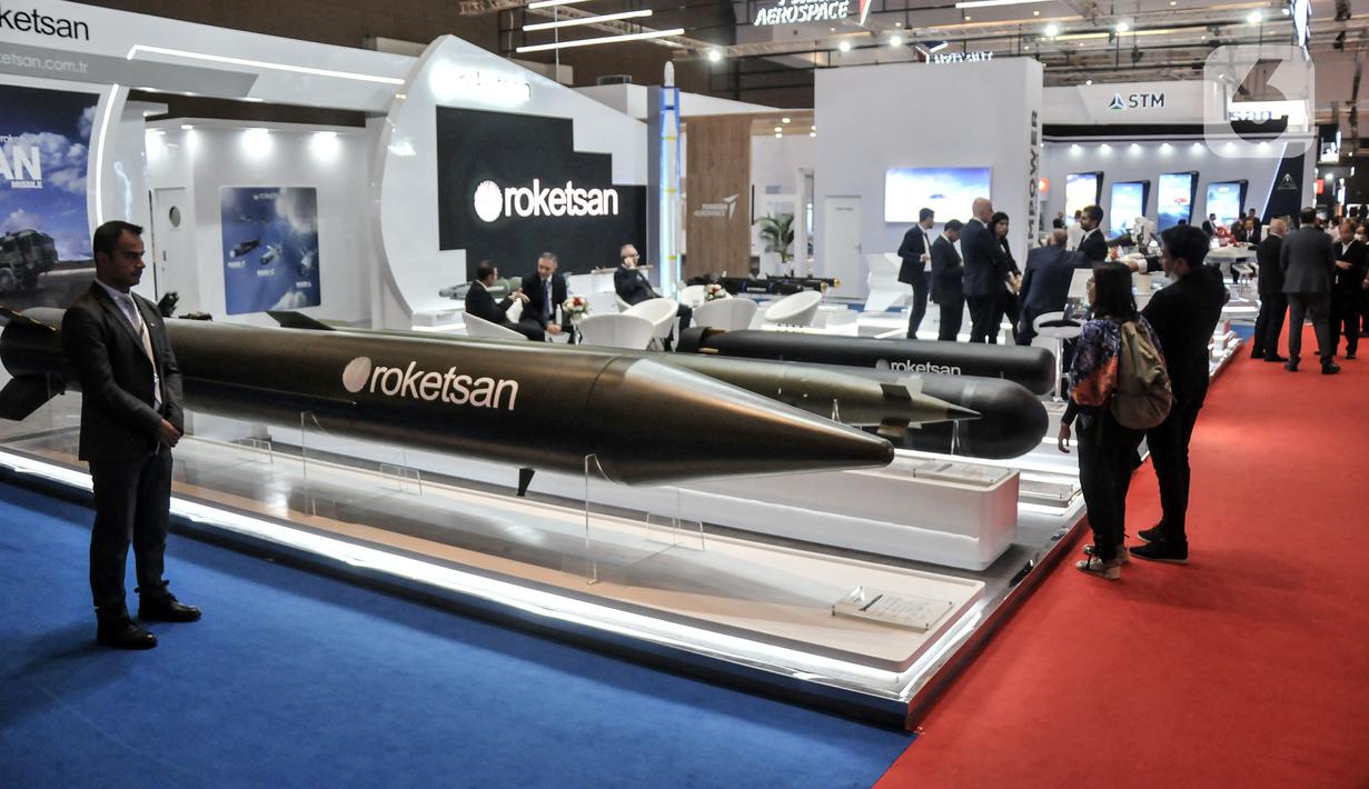 Pengunjung melihat koleksi yang dihadirkan dalam pameran industri pertahanan Indo Defence 2022 Expo & Forum di JIExpo, Kemayoran, Jakarta, Rabu (2/11/2022). Kementerian Pertahanan bersama PT Napindo Media Ashatama menggelar pameran industri pertahanan terbesar se-Asia Tenggara bertemakan “Peace, Prosperity, Strong Defence” yang diikuti 905 perusahaan dari 59 negara dan berlangsung hingga 5 November mendatang. (merdeka.com/Iqbal S. Nugroho)