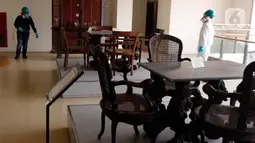 Petugas menyemprotkan cairan disinfektan di salah satu ruangan Museum Gajah atau Museum Nasional, Jakarta Pusat, Senin (16/3/2020). Penyemprotan yang dilakukan saat museum ditutup itu sebagai upaya mencegah penyebaran wabah virus Corona (COVID-19). (Liputan6.com/Johan Tallo)