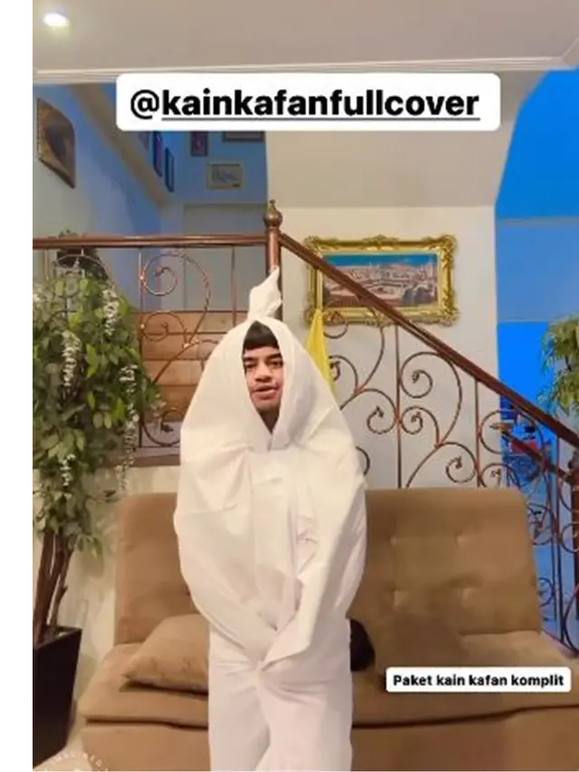 6 Potret Fadil Jaidi Terima Endorse Kain Kafan, Dapat Sertifikat Calon Jenazah