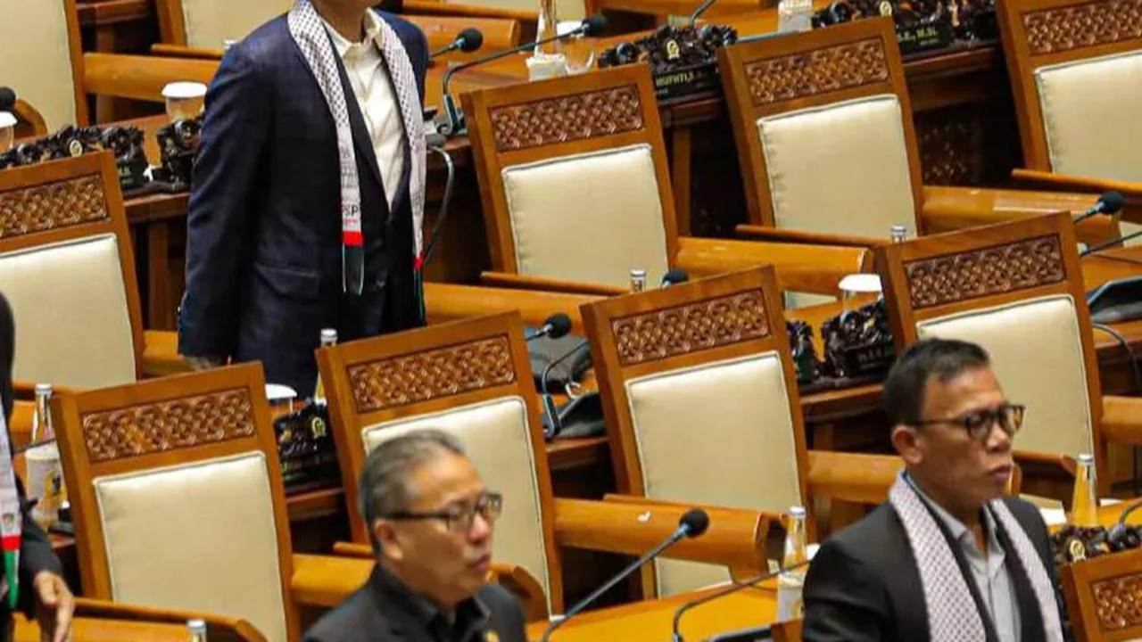 Dengan begitu, 294 dari total 575 anggota DPR terlibat dalam rapat paripurna ini.