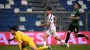 Striker Juventus, Paulo Dybala (tengah) melepaskan tendangan yang berbuah gol ketiga timnya ke gawang Sassuolo dalam laga lanjutan Liga Italia 2020/2021 pekan ke-36 di Mapei-Citta del Tricolore Stadium, Rabu (12/5/2021). Juventus menang 3-1 atas Sassuolo. (AFP/Marco Bertorello)