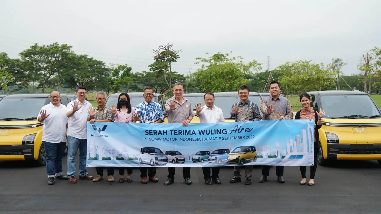 Wuling Serahkan Air EV ke Jusuf Hamka (Ist)