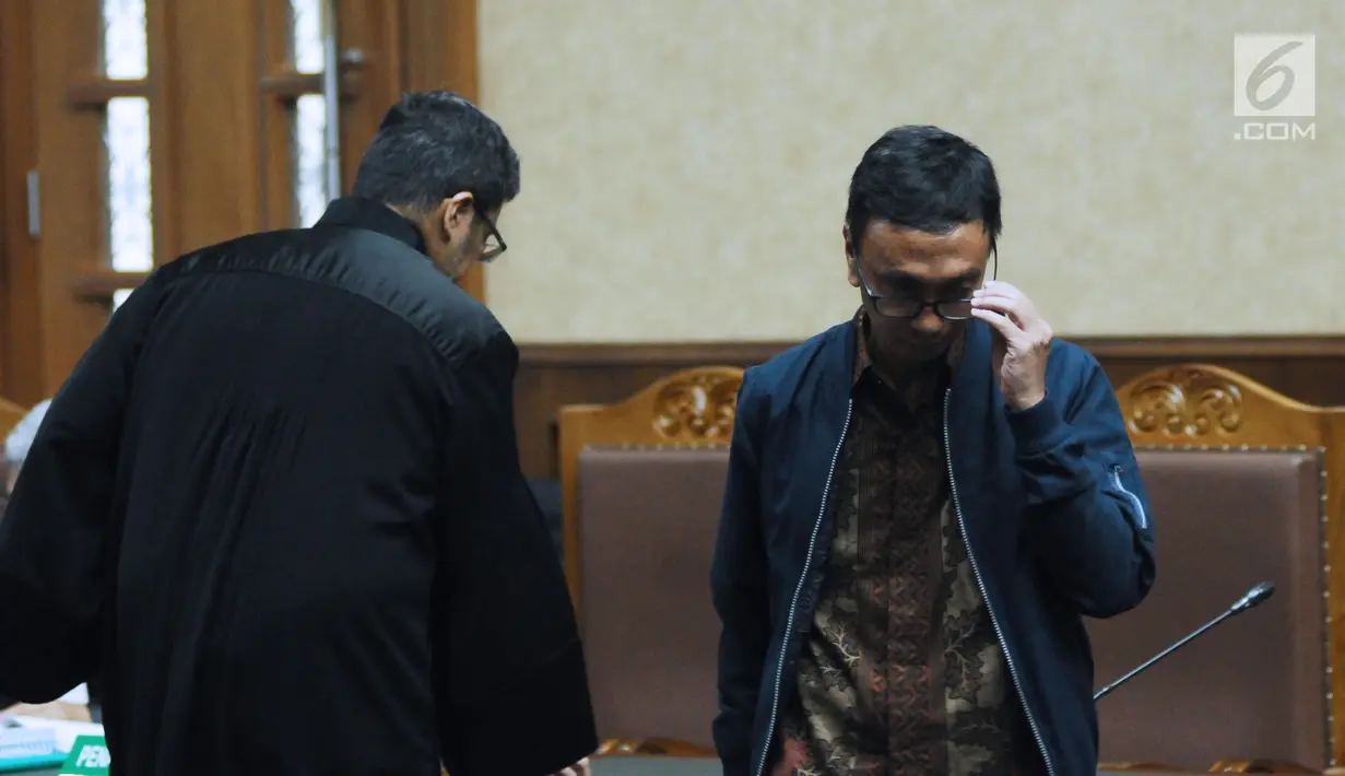 Terdakwa dugaan suap pemberian opini WTP pada laporan keuangan Kemendes PDTT, Ali Sadli (kanan) jelang mengikuti sidang lanjutan di Pengadilan Tipikor, Jakarta, Jumat (2/2). Sidang beragendakan pemeriksaan terdakwa. (Liputan6.com/Helmi Fithriansyah)