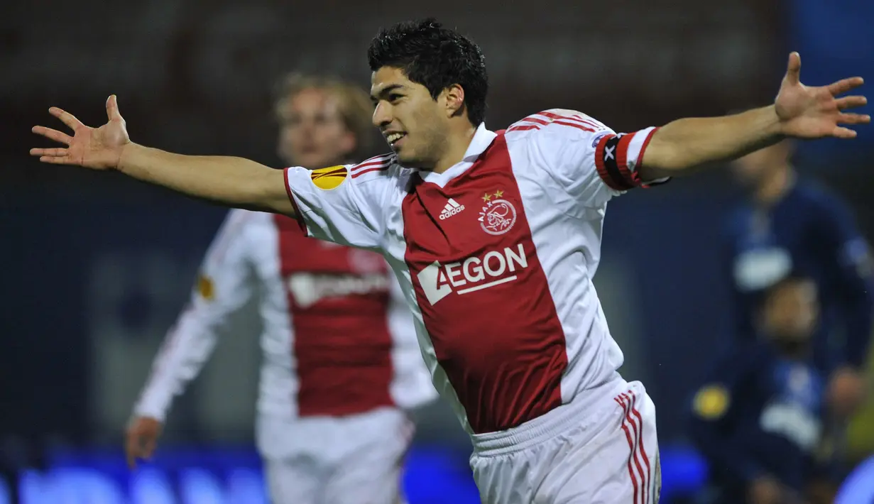 Luis Suarez. Striker Uruguay berusia 35 tahun yang awal musim 2022/2023 baru saja bergabung dengan Nacional di Liga Uruguay ini tercatat pernah berseragam Ajax Amsterdam dan Liverpool. Ia terlebih dahulu membela Ajax selama 3,5 musim pada 2007/2008 hingga pertengahan 2010/2011 usai didatangkan dari Groningen. Ia langsung memperkuat Liverpool usai meninggakan Ajax pada tengah musim 2010/2011 dan bertahan selama 3,5 musim hingga akhir musim 2013/2014. (AFP/STR)