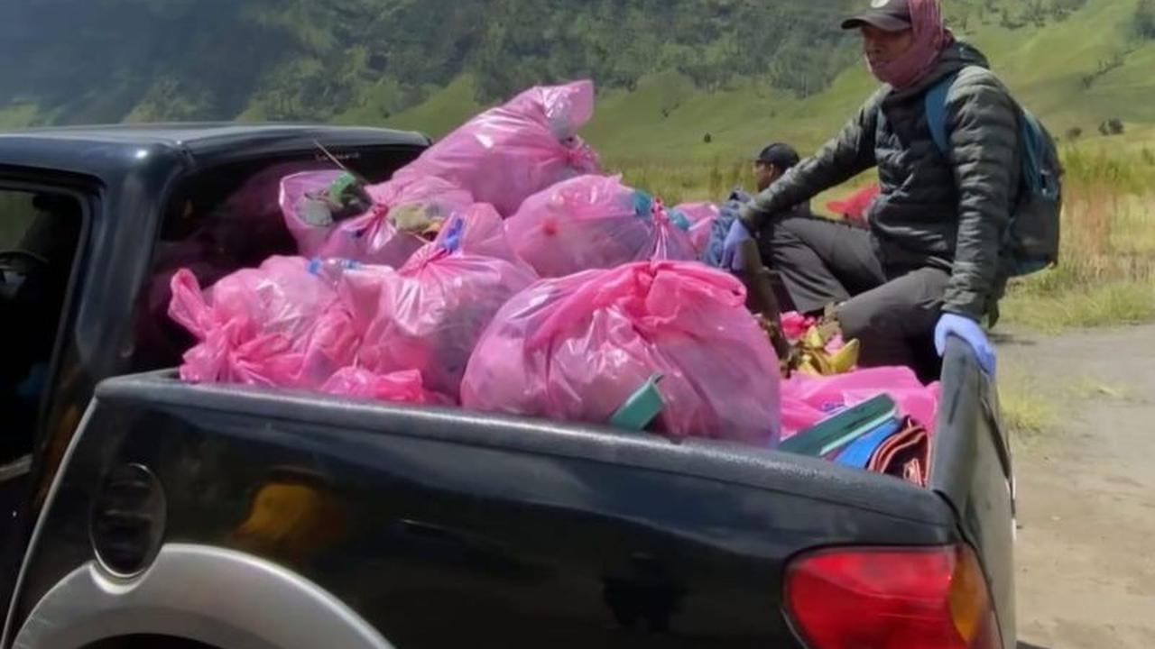 TNBTS Ajak Wisatawan Terapkan Gerakan Bawa Turun Sampahmu di Bromo Demi Kelestarian Alam
