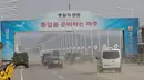 Iring-iringan mobil yang membawa Presiden Korea Selatan, Moon Jae-in tiba di Zona Demiliterisasi (DMZ), Panmunjom, Jumat (27/4). Kedatangan Moon untuk menyambut pemimpin Korea Utara, Kim Jong-un dalam pertemuan bersejarah kedua negara. (AP/Lee Jin-man)