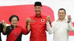Ketua Umum PDIP Megawati Soekarnoputri (kiri) bersama Ketua Umum Partai Perindo Hary Tanoesoedibjo (kanan) dan Bakal calon presiden Ganjar Pranowo mengangkat tangan usai penandatanganan kerja sama politik di Kantor DPP PDIP, Jakarta, Jumat (9/6/2023). (Liputan6.com/Herman Zakharia)