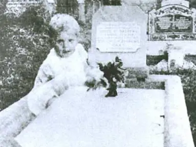 Ny Andrews mengambil gambar anak perempuannya, Joyce, yang meninggal usia 17 di Queensland, Australia tahun 1946/1947. Hasilnya mencengangkan, karena di foto itu ada anak kecil yang tampak gembira bermain di makam anaknya. (paranormal.about.com)
