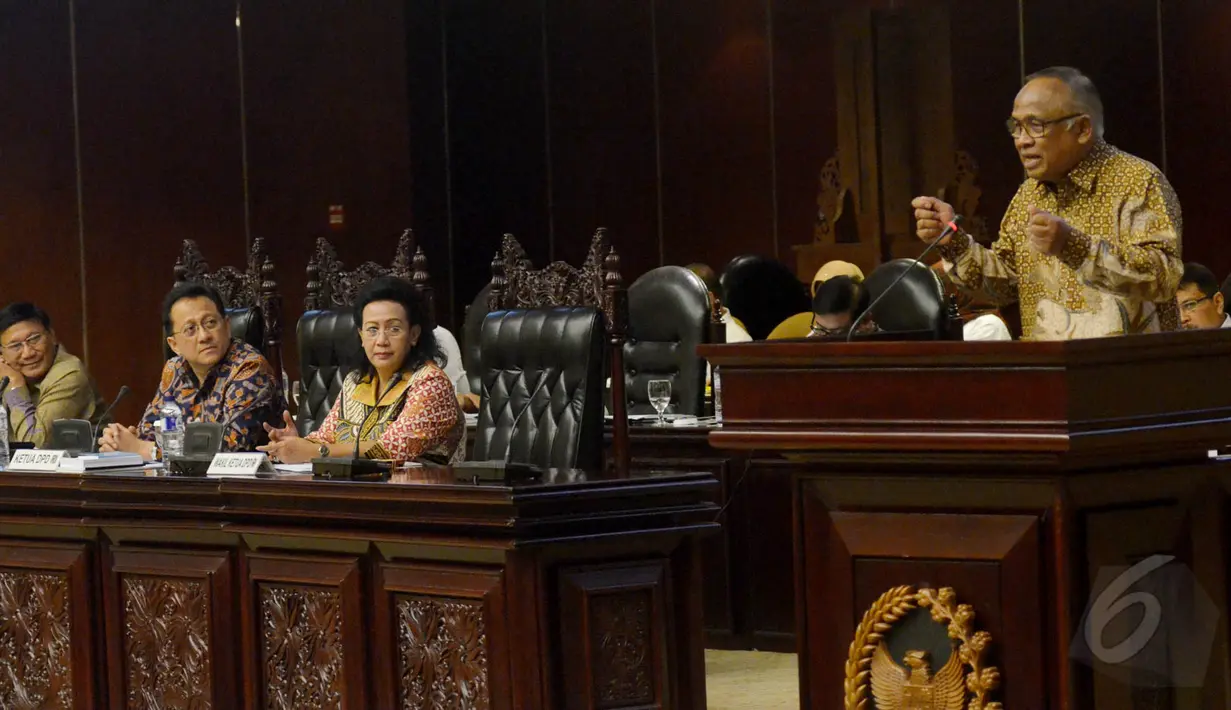 Plt Ketua KPK Taufiqurrahman Ruki (kanan) berbicara dalam pembukaan masa sidang, disaksikan Ketua DPD Irman Gusman (kedua kiri), Wakil Ketua DPD Farouk Muhammad (kiri) dan GKR Hemas usai penandatanganan nota kesepahaman. (Liputan6.com/Andrian M Tunay)